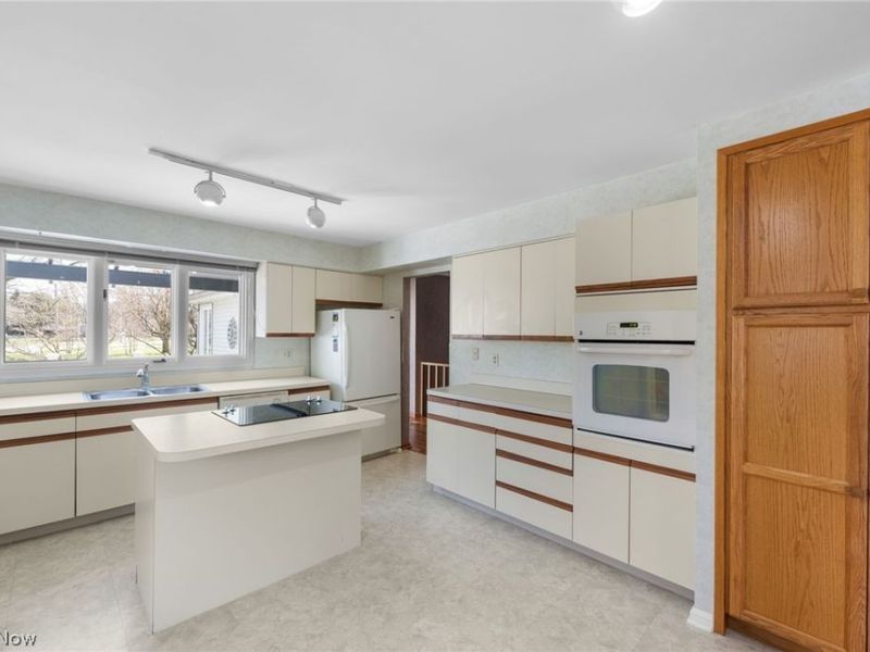 6656 Woodhawk Drive , Mayfield Heights, OH 44124 Photo 23