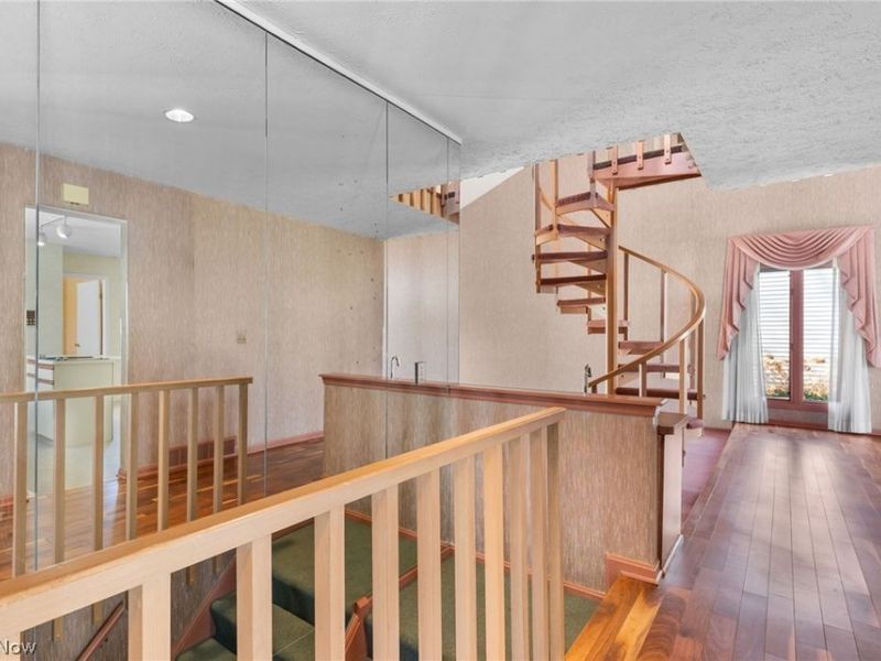 6656 Woodhawk Drive , Mayfield Heights, OH 44124 Photo 26