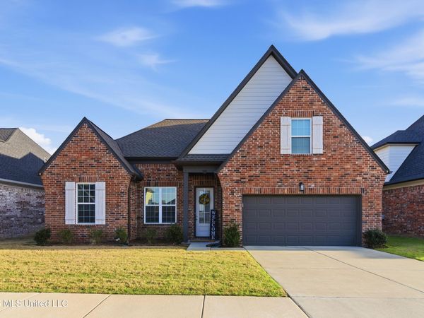 9115 S Lakeside Circle, Walls, MS 38680