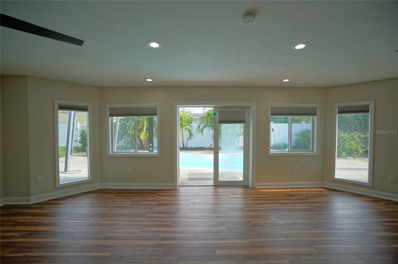 7325 10th Street N, Saint Petersburg, FL 33702 Photo