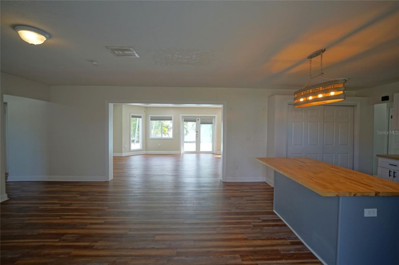 7325 10th Street N, Saint Petersburg, FL 33702 Photo