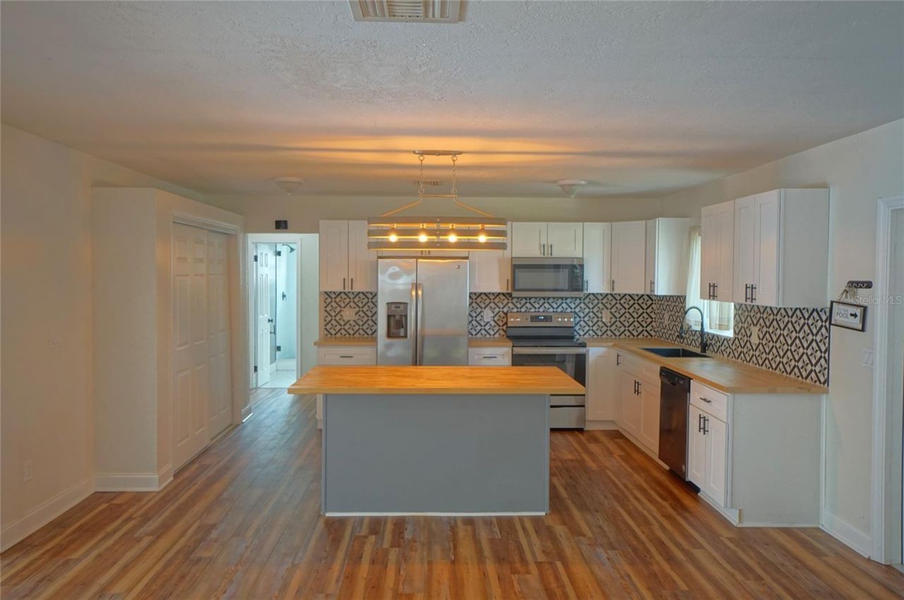 7325 10th Street N, Saint Petersburg, FL 33702 Photo