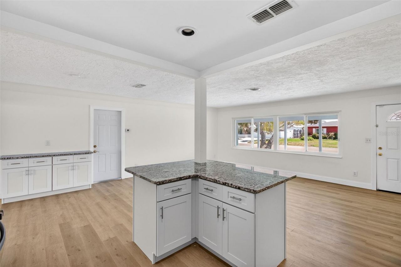 7919 Causeway Boulevard S, Saint Petersburg, FL 33707 Photo