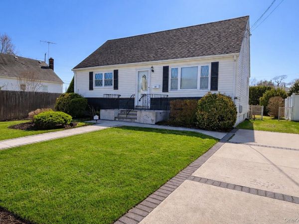 109 N Greene Avenue, Lindenhurst, NY 11757