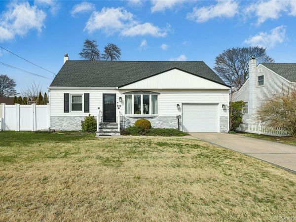 268 42nd Street , Lindenhurst, NY 11757