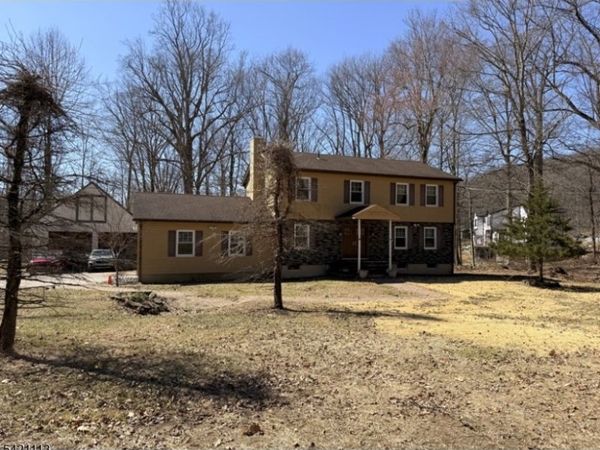 41 Northwood Rd, Hopatcong, NJ 07849