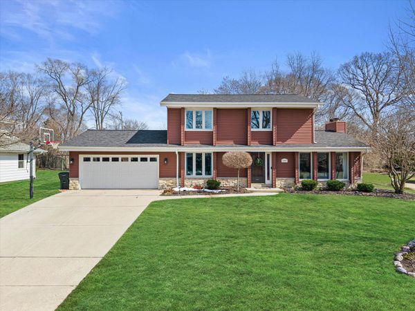 3260 S Regal Dr, New Berlin, WI 53151