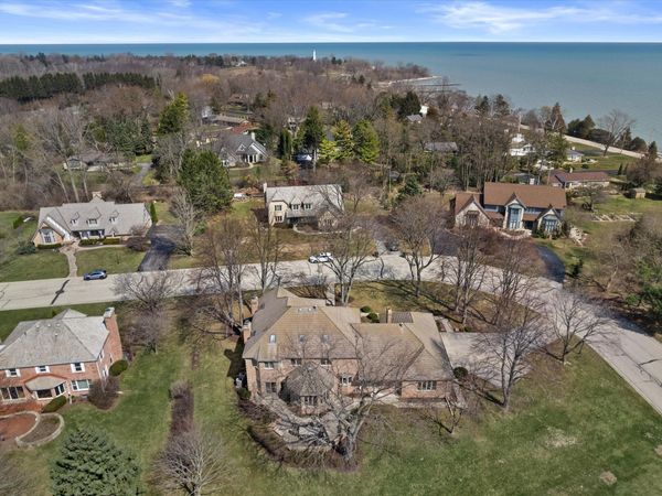 130 Lamplighter Ln, Wind Point, WI 53402