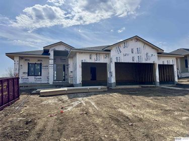 8954 Von Street , Papillion, NE 68046