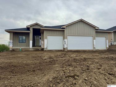 8954 Von Street, Papillion, NE 68046