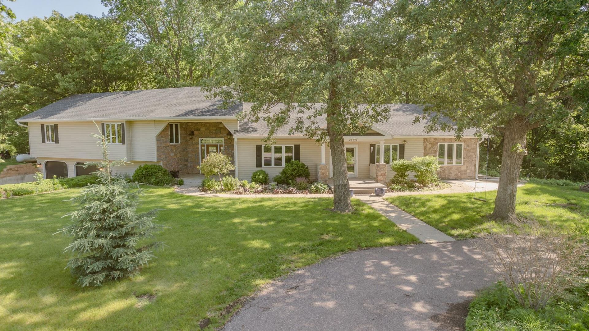 25990 Woodside Ct. Spirit Lake, IA 51360