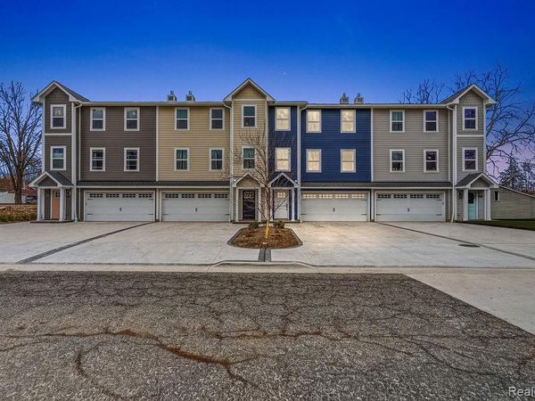 202 Oakwood Street, Holly Vlg, MI 48442