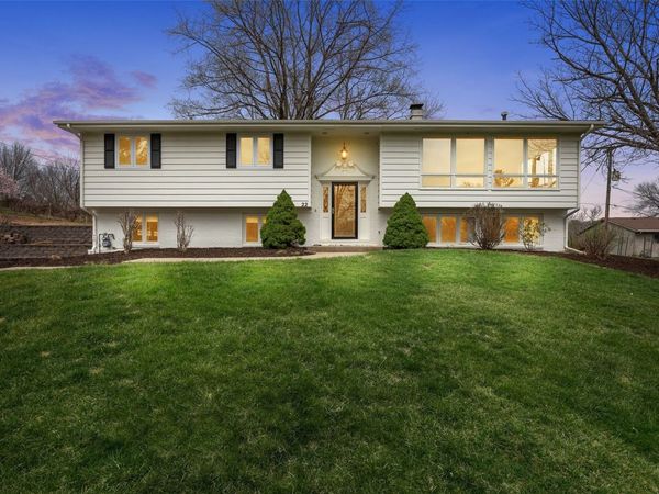 22 Fairview Knoll NE, Iowa City, IA 52240