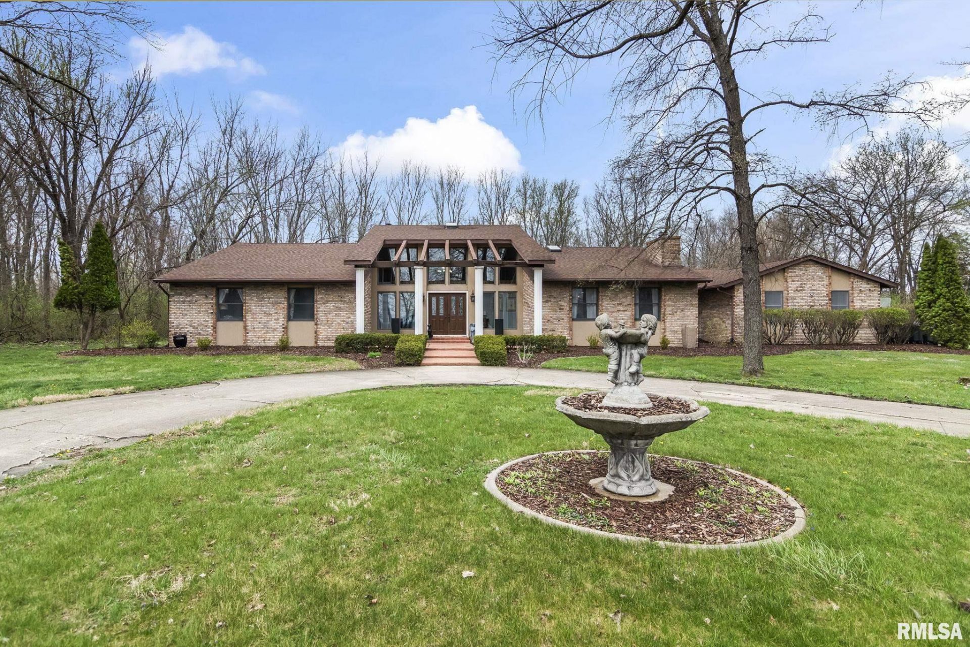 2421 E Lake Shore Drive, Springfield, IL 62712 Main Photo