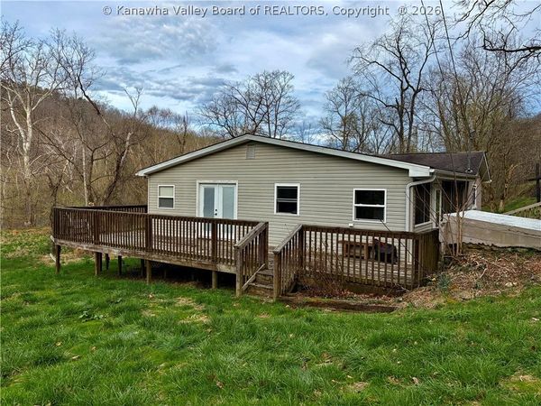 2011 Morris Creek Road, Clendenin, WV 25045