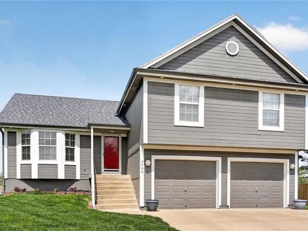 2700 SE Melissa Drive, Lee's Summit, MO 64063