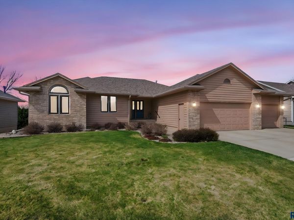 2407 S Eisenhower Ave, Sioux Falls, SD 57106