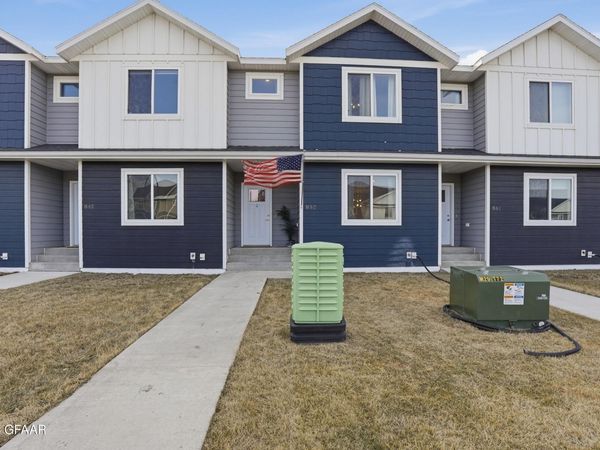 853 THAMES Court, Grand Forks, ND 58203