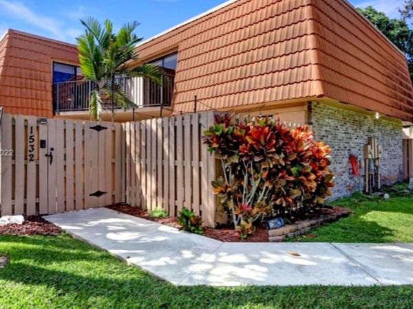 1532 W Harmony Lake Circle, Davie, FL 33324