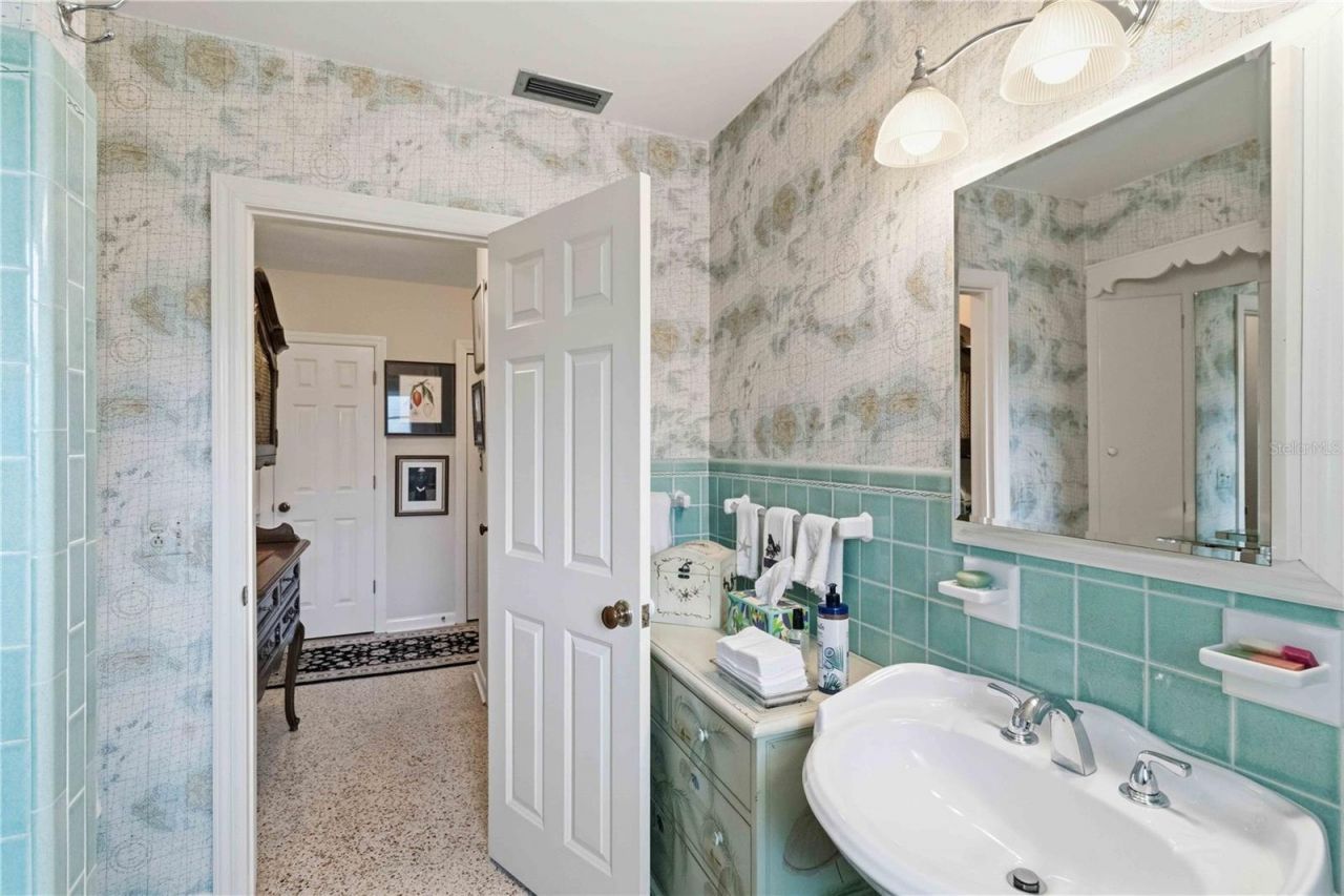 2068 Sunnyside Lane , Sarasota, FL 34239 Photo