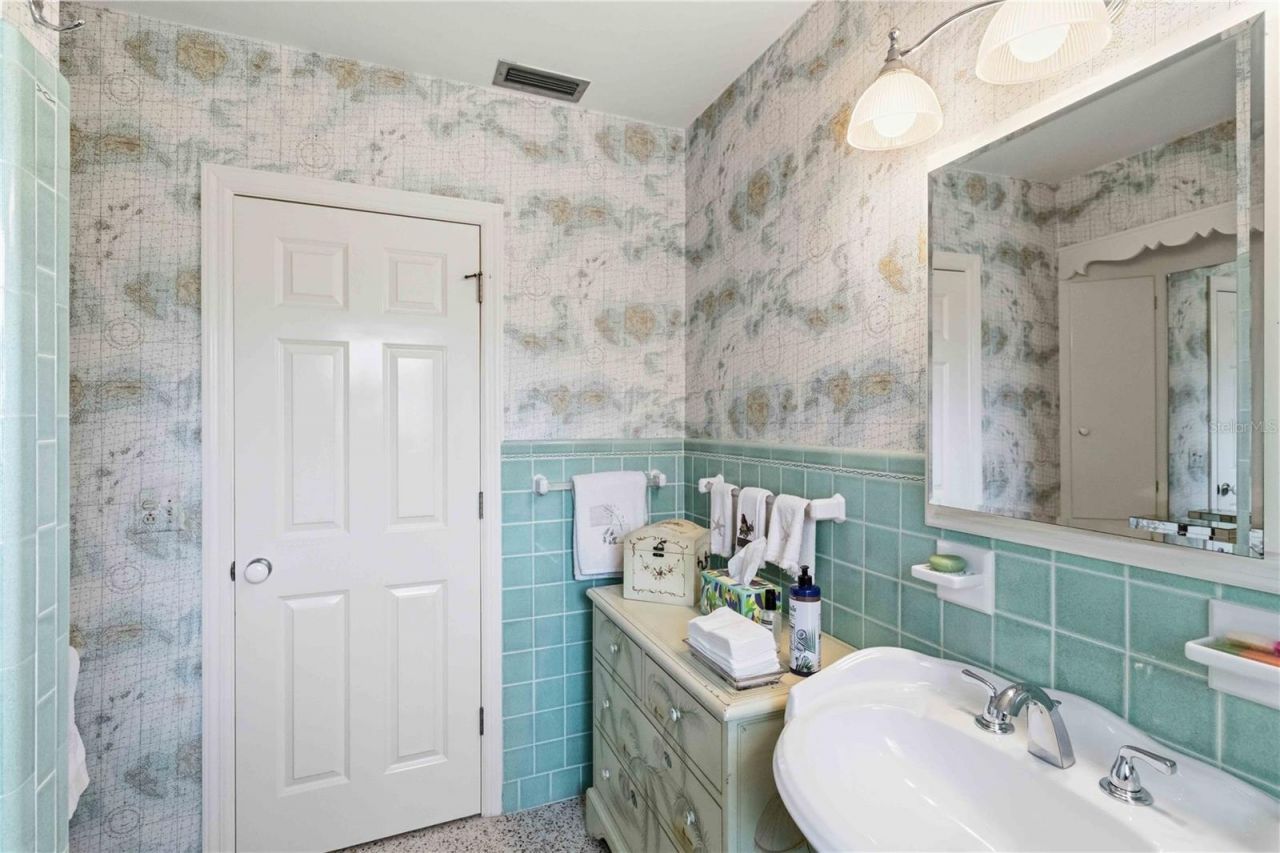 2068 Sunnyside Lane , Sarasota, FL 34239 Photo