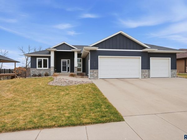 717 N Willow Creek Ave, Sioux Falls, SD 57110