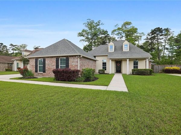 8929 GREENLEAVES Drive, Denham Springs, LA 70726