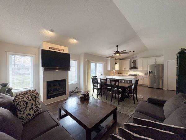 2401 E Glenwood Drive, Des Moines, IA 50320