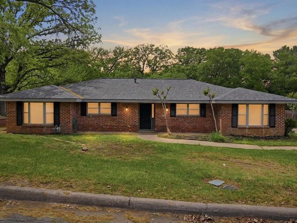 1200 Woodridge Circle, Euless, TX 76040