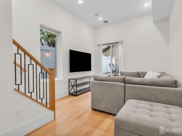 20 Van Nostrand Avenue , Jersey City, NJ 07305