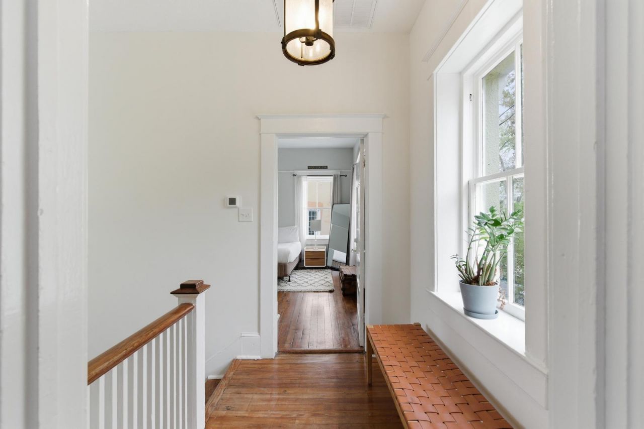 87 1/2 1/4 Warren Street Photo 33