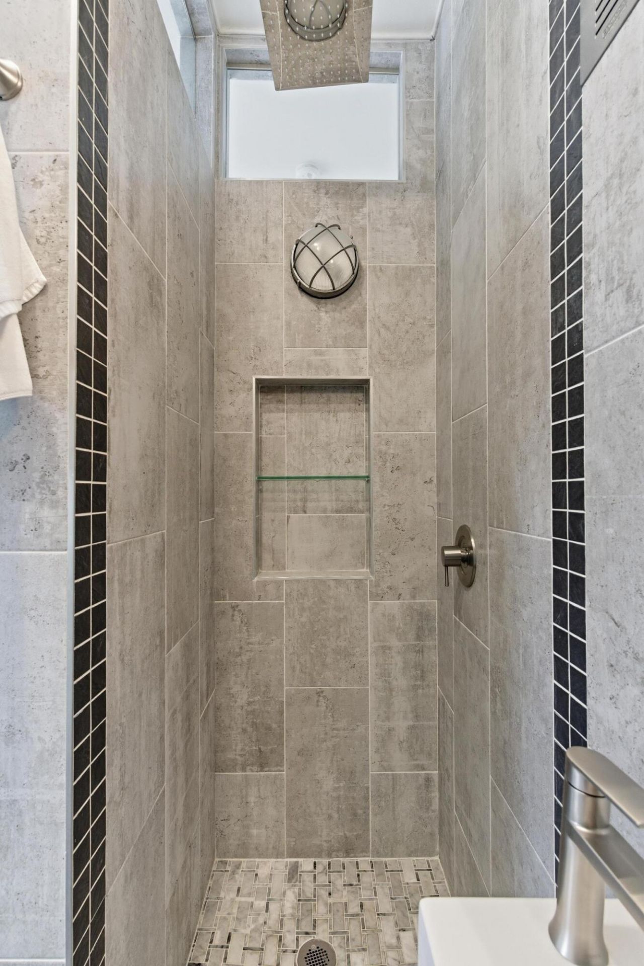 87 1/2 1/4 Warren Street Photo 38