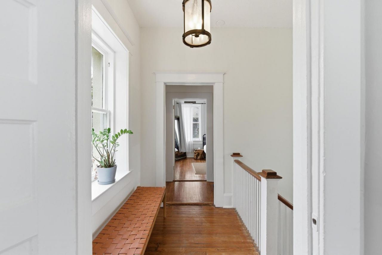 87 1/2 1/4 Warren Street Photo 43