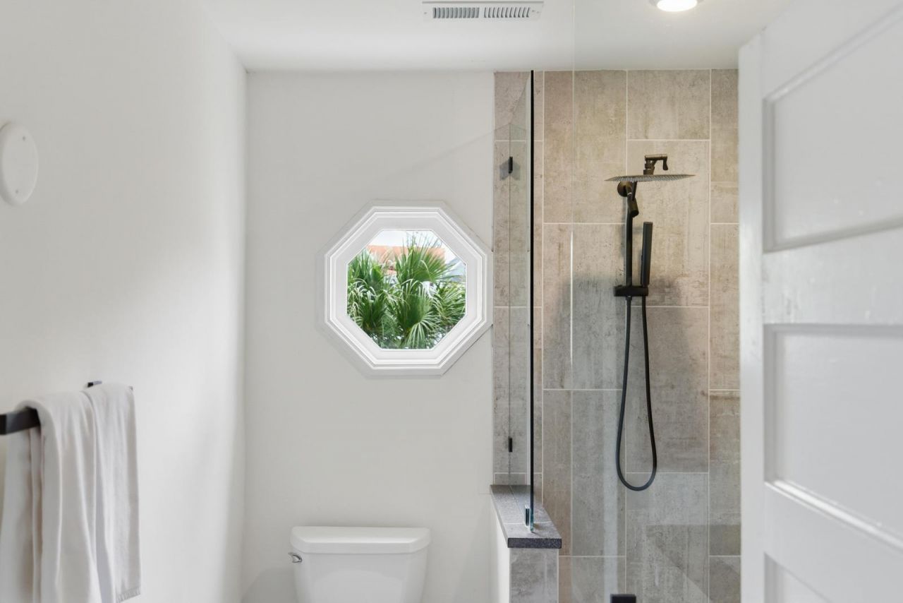 87 1/2 1/4 Warren Street Photo 51