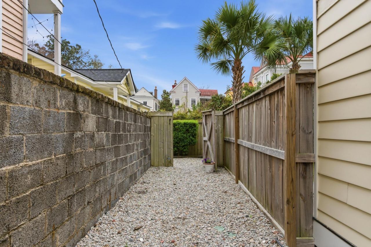 87 1/2 1/4 Warren Street Photo 56