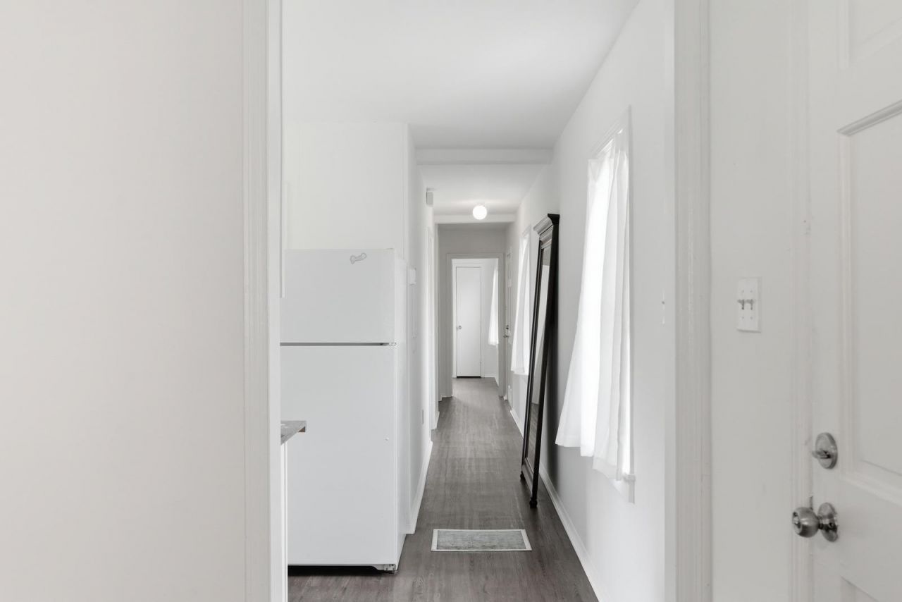 87 1/2 1/4 Warren Street Photo 62