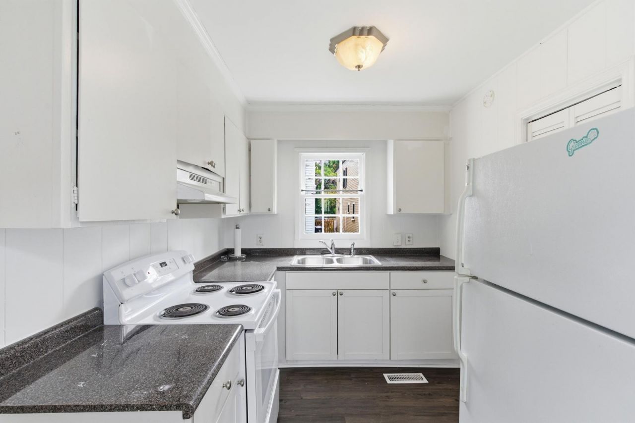 87 1/2 1/4 Warren Street Photo 63