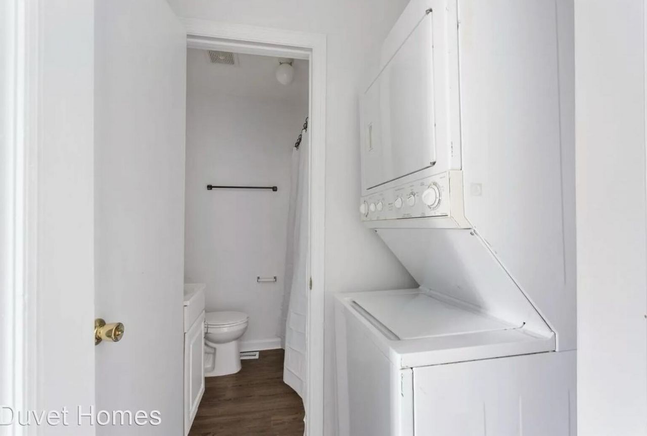 87 1/2 1/4 Warren Street Photo 69