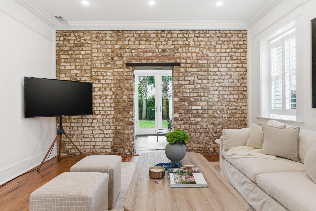 87 1/2 1/4 Warren Street Photo 9