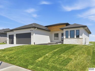 20702 Vernon Avenue, Elkhorn, NE 68022