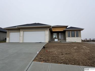 20702 Vernon Avenue, Elkhorn, NE 68022