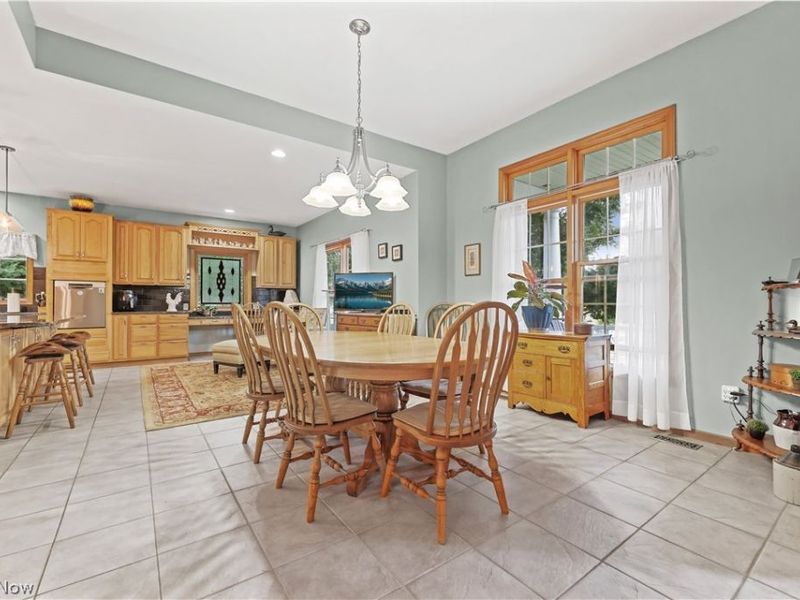 2011 E Swan Lake Circle , Kent, OH 44240 Photo 10