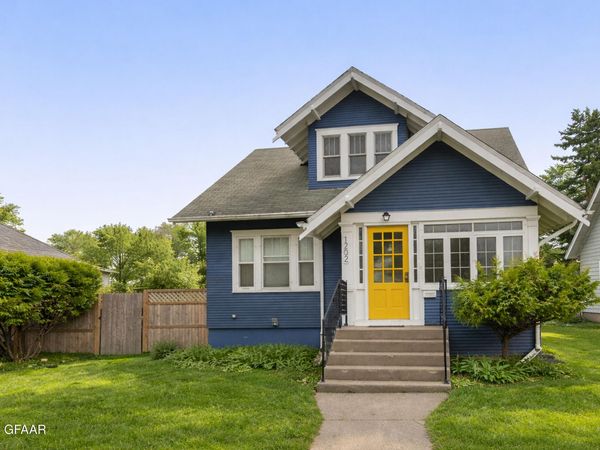 1202 COTTONWOOD Street , Grand Forks, ND 58201