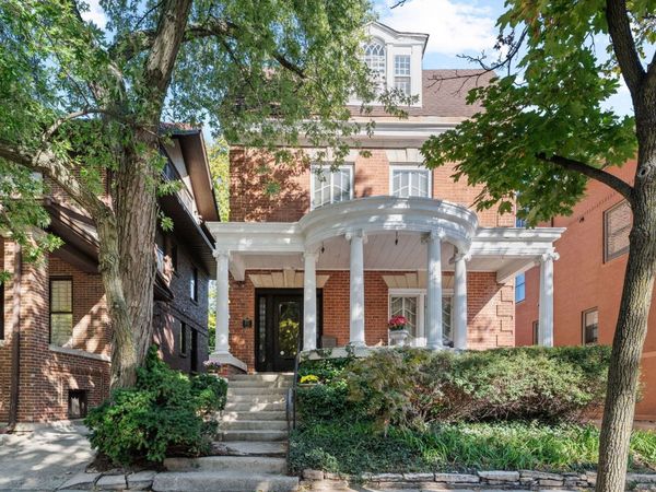 832 W Junior Terrace , Chicago, IL 60613