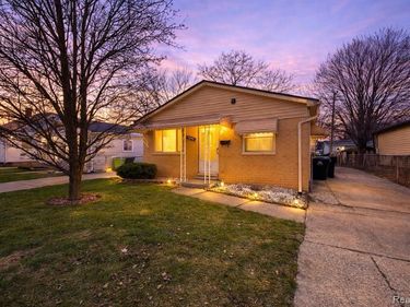 17245 Ivanhoe Street, Roseville, MI 48066