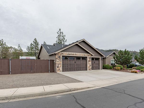 217 White Oak Way, Shady Cove, OR 97539