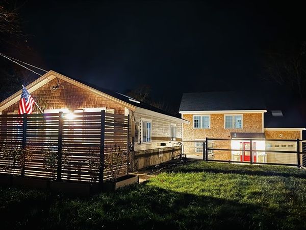 90A Edgartown Rd, Tisbury, MA 02568