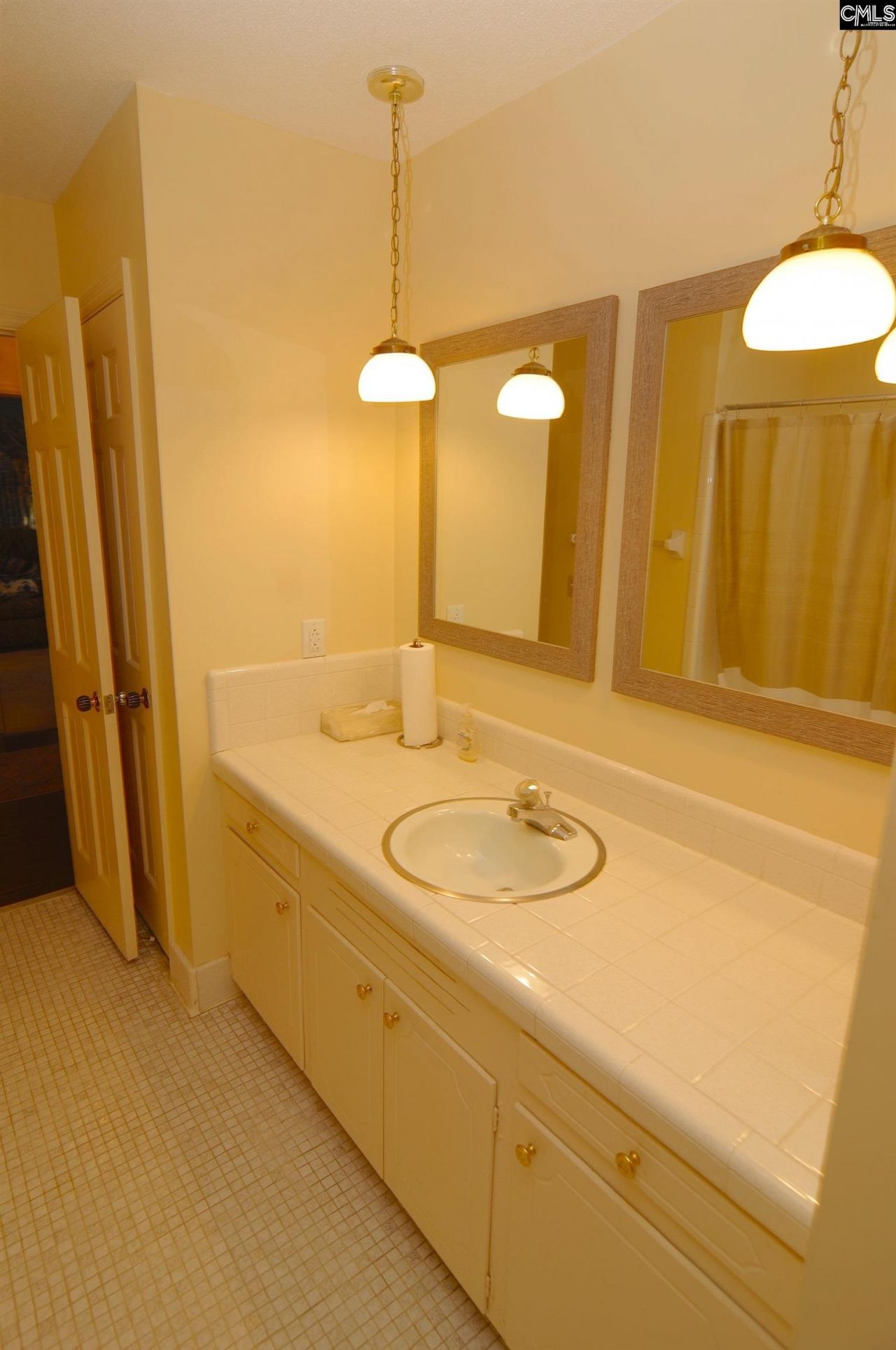725 Southlake Road Photo 32