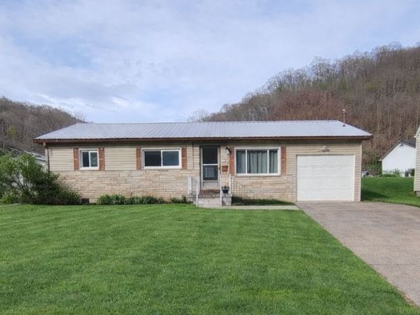 142 West Reynolds Avenue, Belle, WV 25015