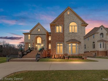 5695 N Branford Drive N, West Bloomfield Twp, MI 48322